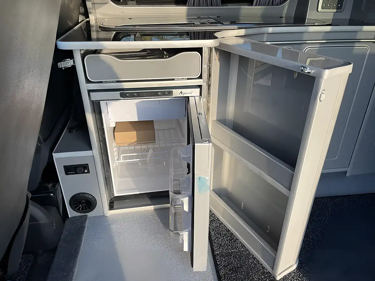 Used 2018 Volkswagen Transporter Highline Silver - Interior and Exterior details 13