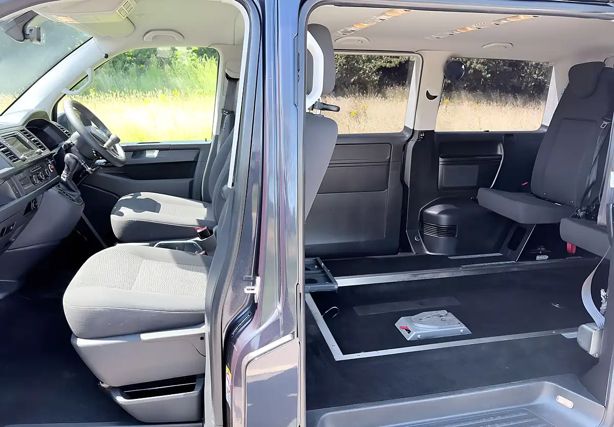Used 2018 Volkswagen Transporter Se Blue - Interior and Exterior details 9
