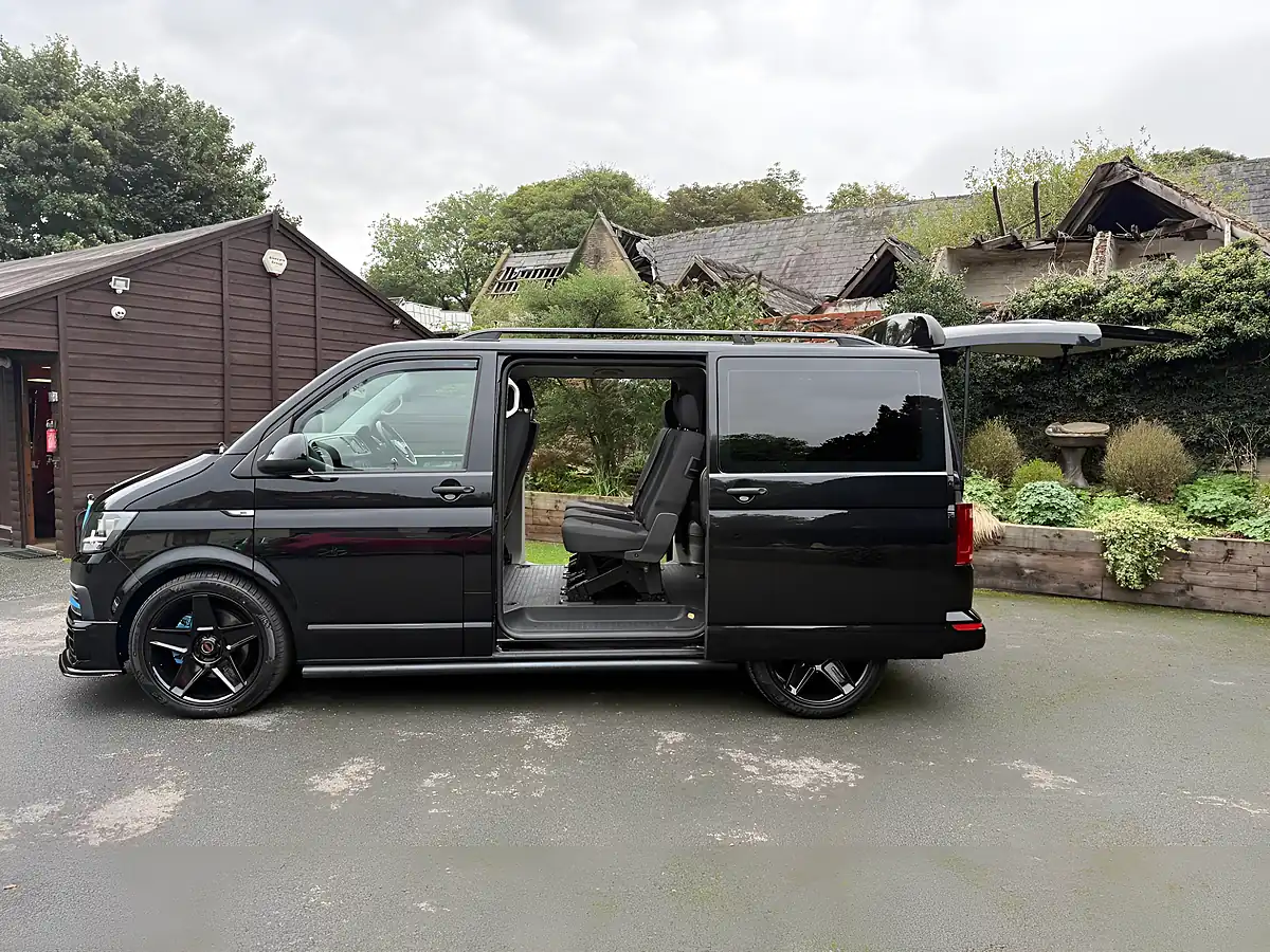 Used 2018 Volkswagen Transporter Shuttle Bluemotion Tech S Black - Interior and Exterior details 11