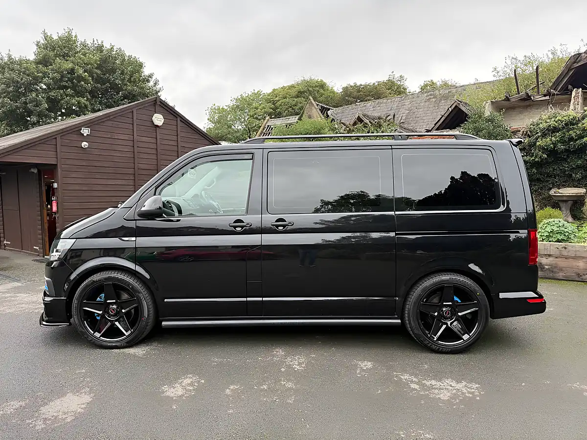 Used 2018 Volkswagen Transporter Shuttle Bluemotion Tech S Black - Interior and Exterior details 9