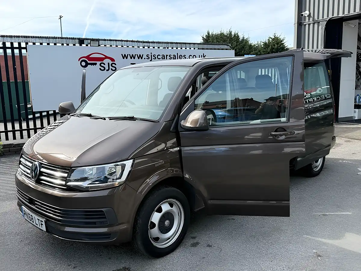 Used 2018 Volkswagen Transporter Shuttle Se Brown - Interior and Exterior details 9