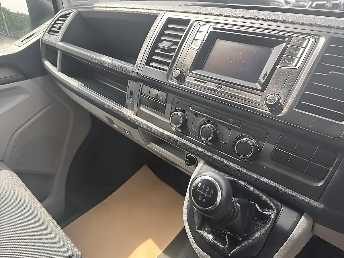 Used 2018 Volkswagen Transporter Startline White - Interior and Exterior details 12