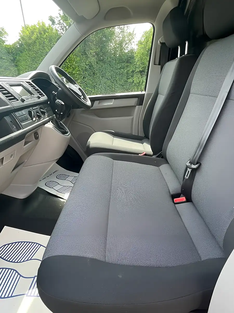 Used 2018 Volkswagen Transporter Startline White - Interior and Exterior details 11