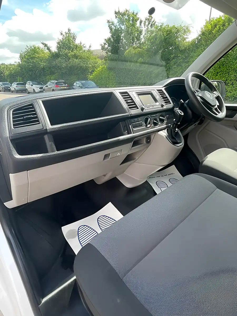 Used 2018 Volkswagen Transporter Startline White - Interior and Exterior details 9