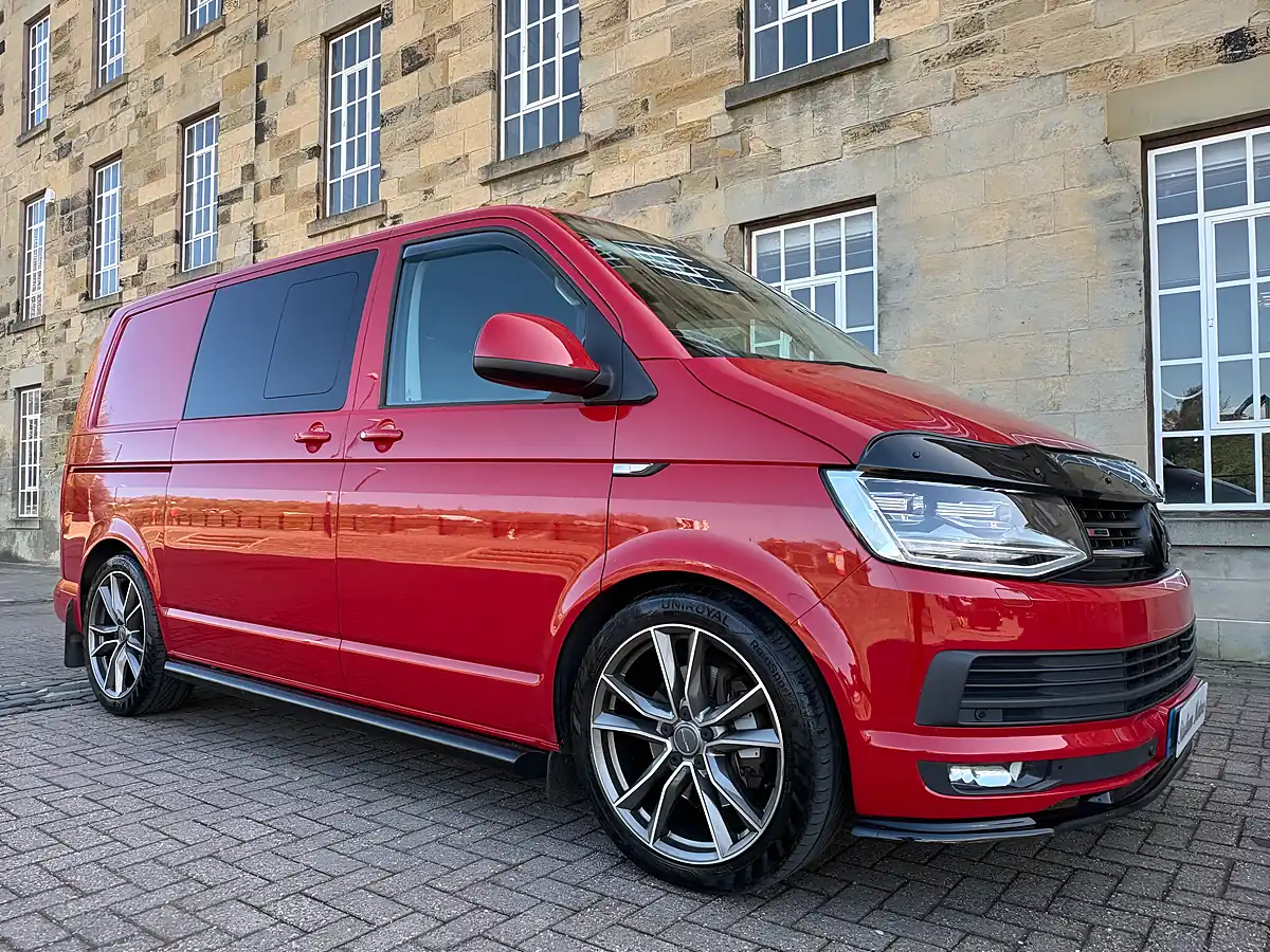Used 2018 Volkswagen Transporter T32 Highline Kombi Red - Front View