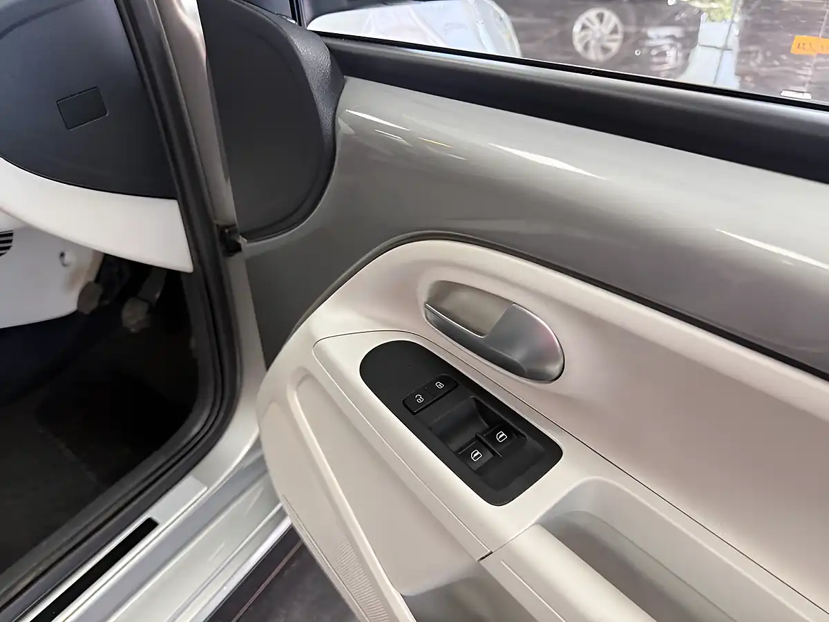 Used 2018 Volkswagen Up! Beats Silver - Interior and Exterior details 16