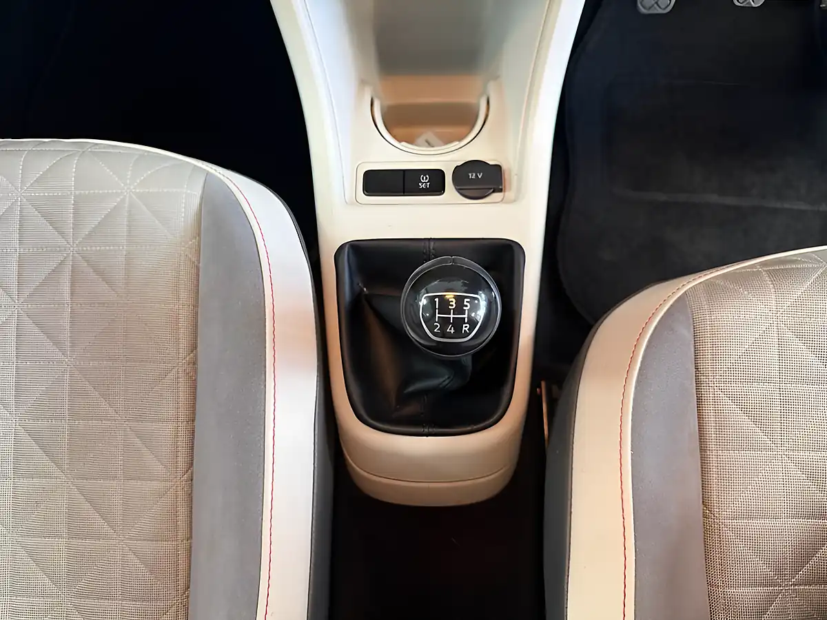 Used 2018 Volkswagen Up! Beats Silver - Interior and Exterior details 20