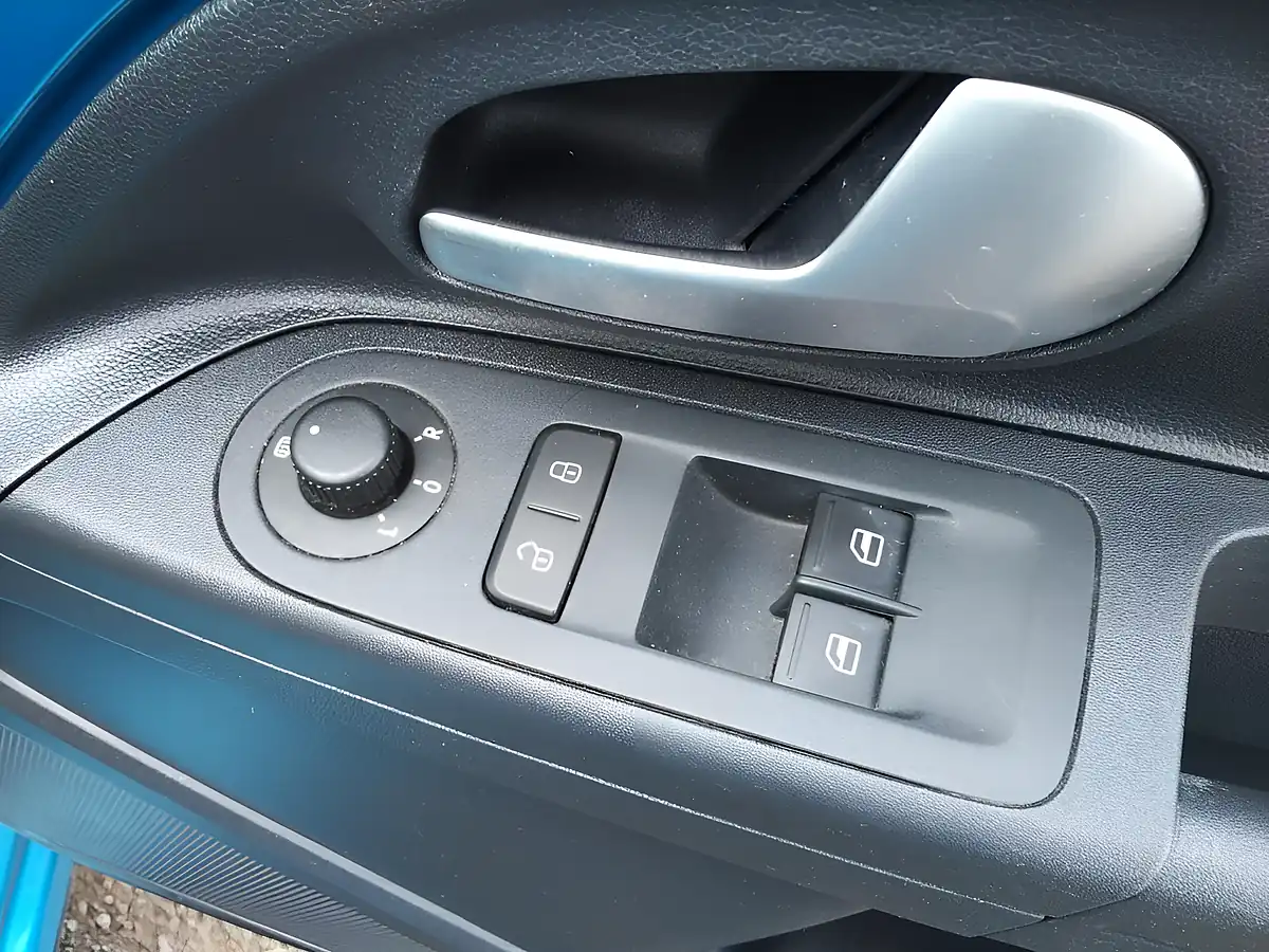 Used 2018 Volkswagen Up! High Up! Blue - Interior and Exterior details 15