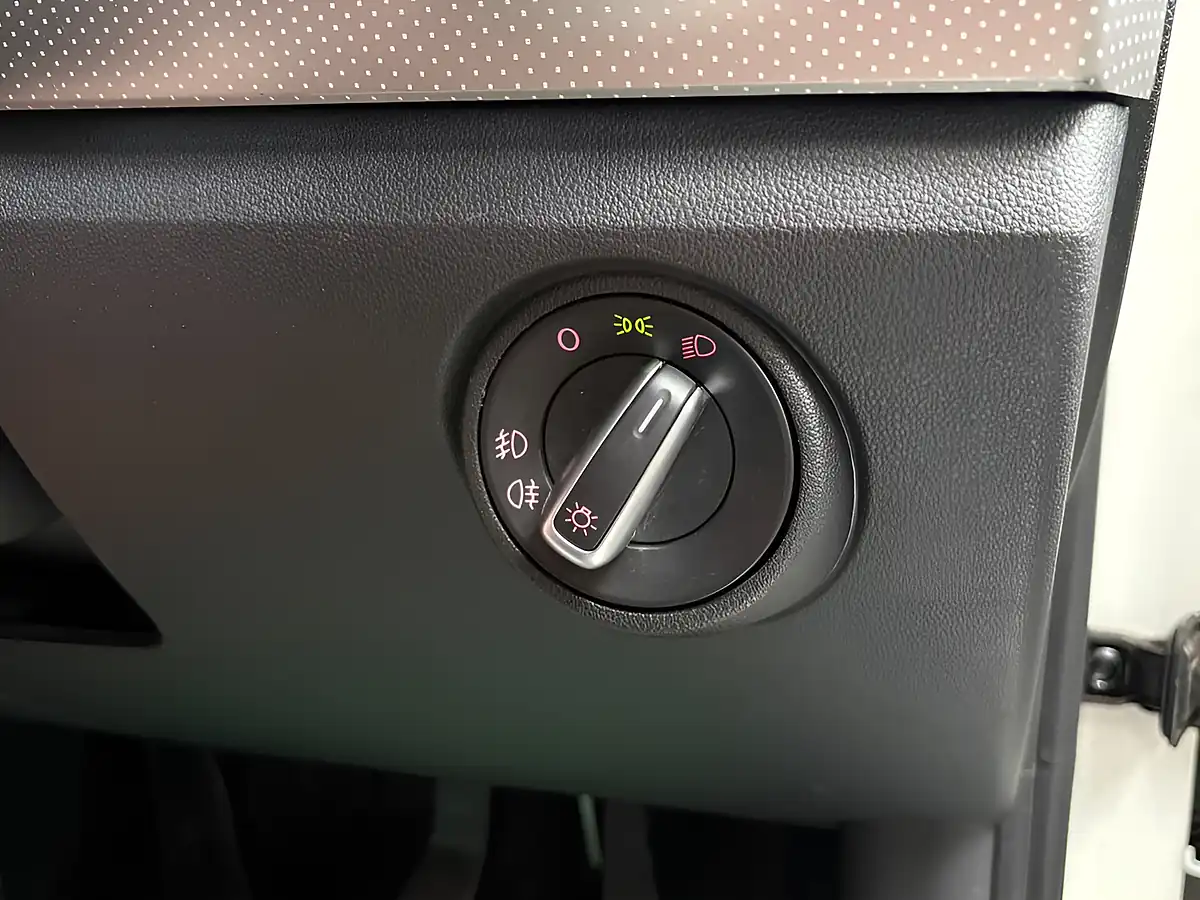 Used 2018 Volkswagen Up! High Up! Pure White - Interior and Exterior details 16
