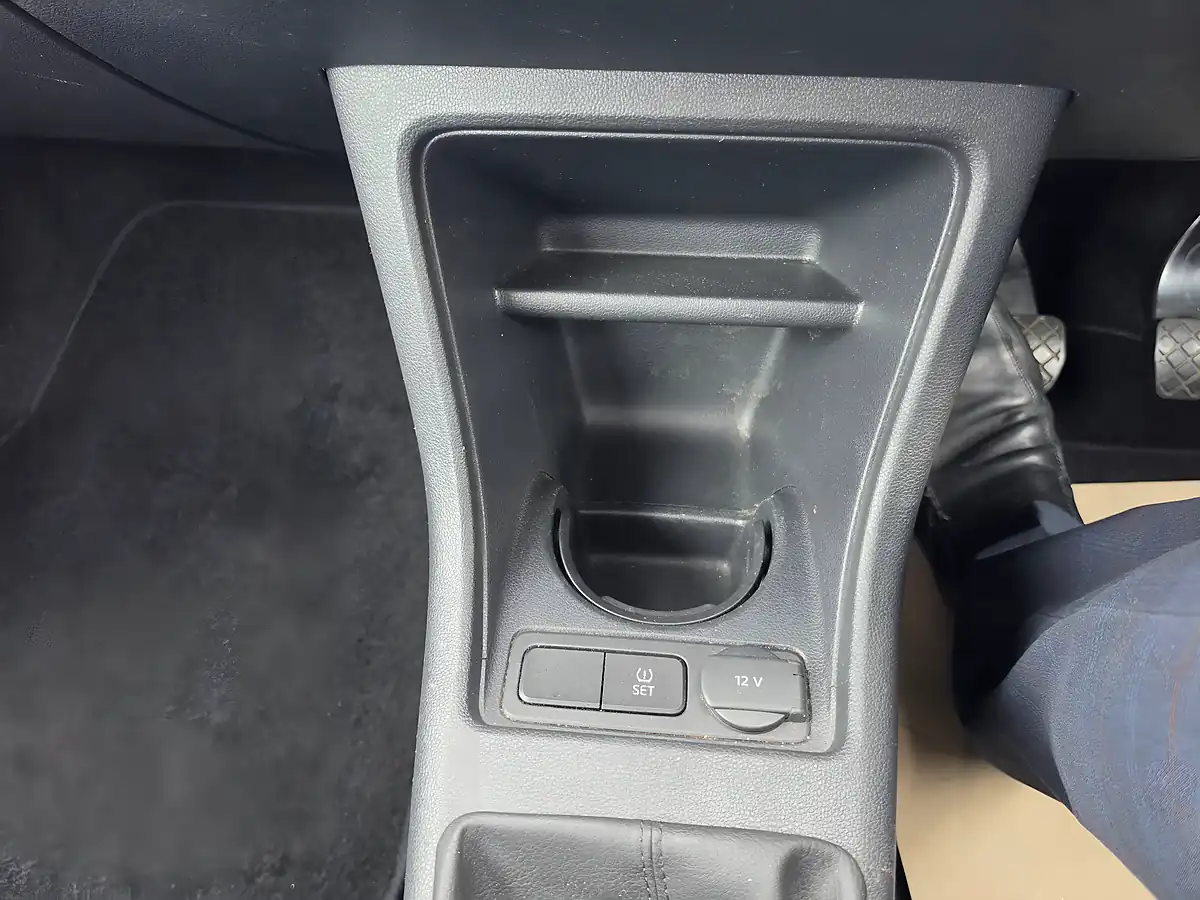 Used 2018 Volkswagen Up! Move Up! Blue - Interior and Exterior details 17