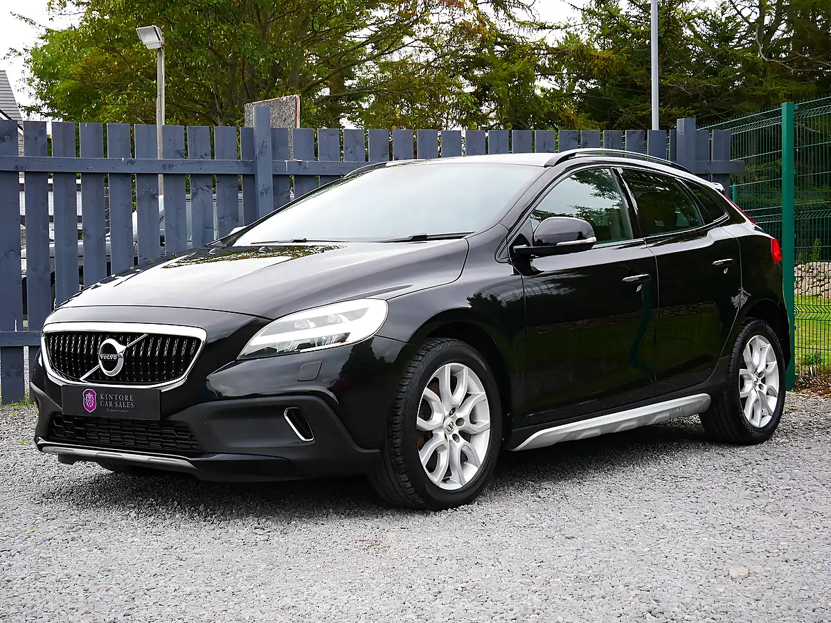 Used 2018 Volvo V40 Cross Country Cross Country Pro Onyx Black - Interior and Exterior details 4