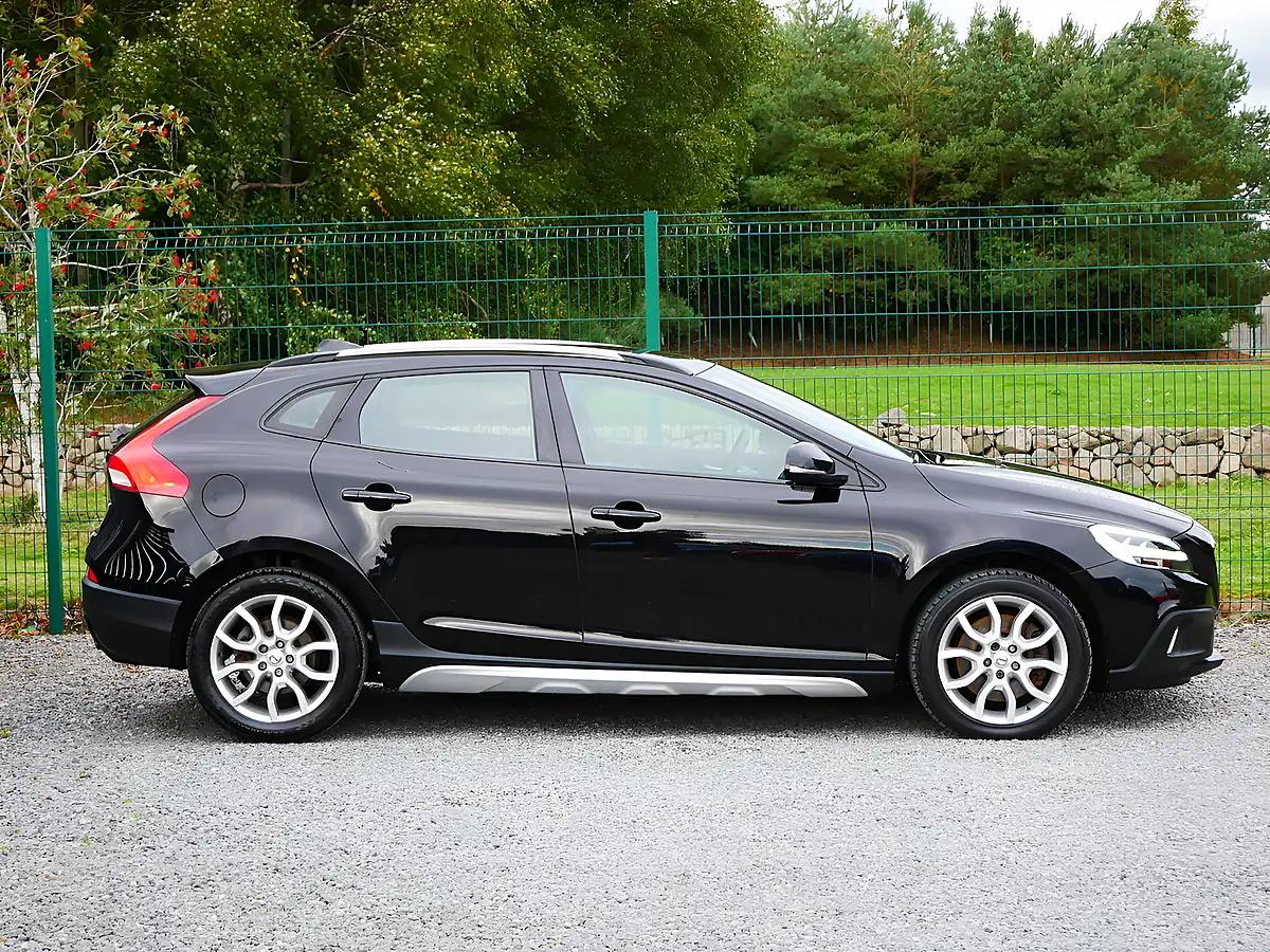Used 2018 Volvo V40 Cross Country Cross Country Pro Onyx Black - Interior and Exterior details 5