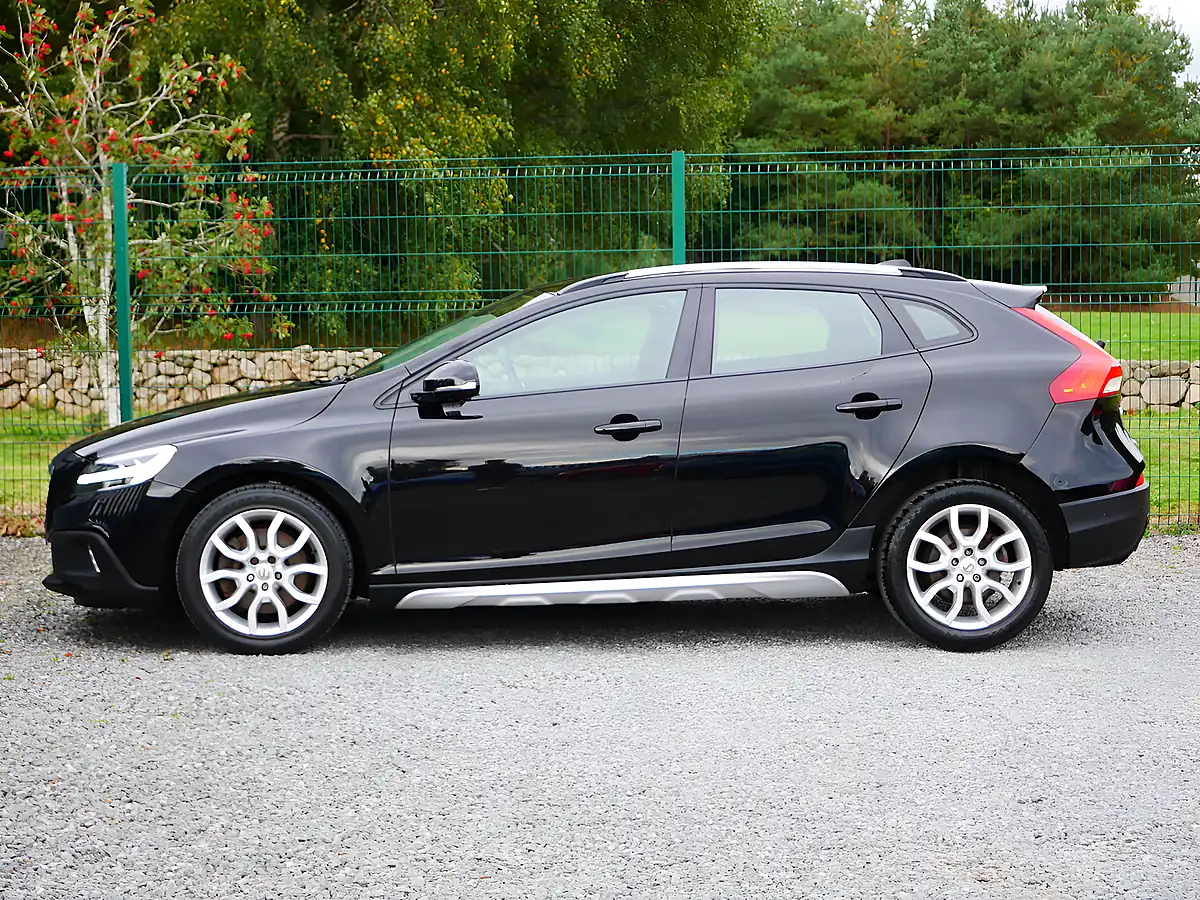 Used 2018 Volvo V40 Cross Country Cross Country Pro Onyx Black - Interior and Exterior details 6