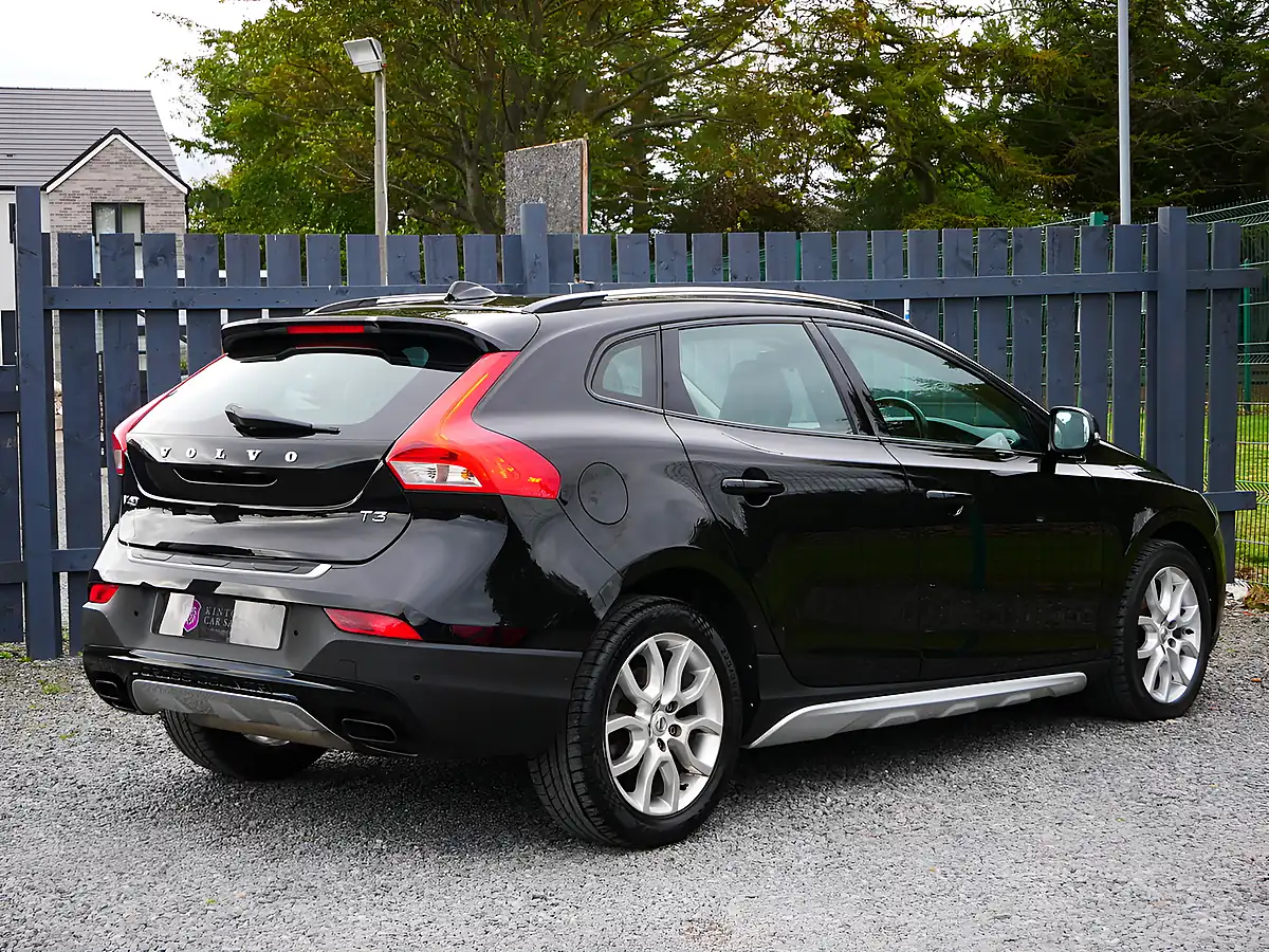 Used 2018 Volvo V40 Cross Country Cross Country Pro Onyx Black - Interior and Exterior details 9