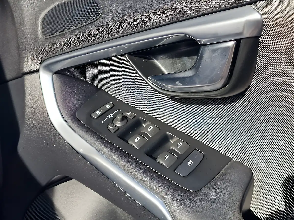 Used 2018 Volvo V40 Cross Country Mussel Blue - Interior and Exterior details 11