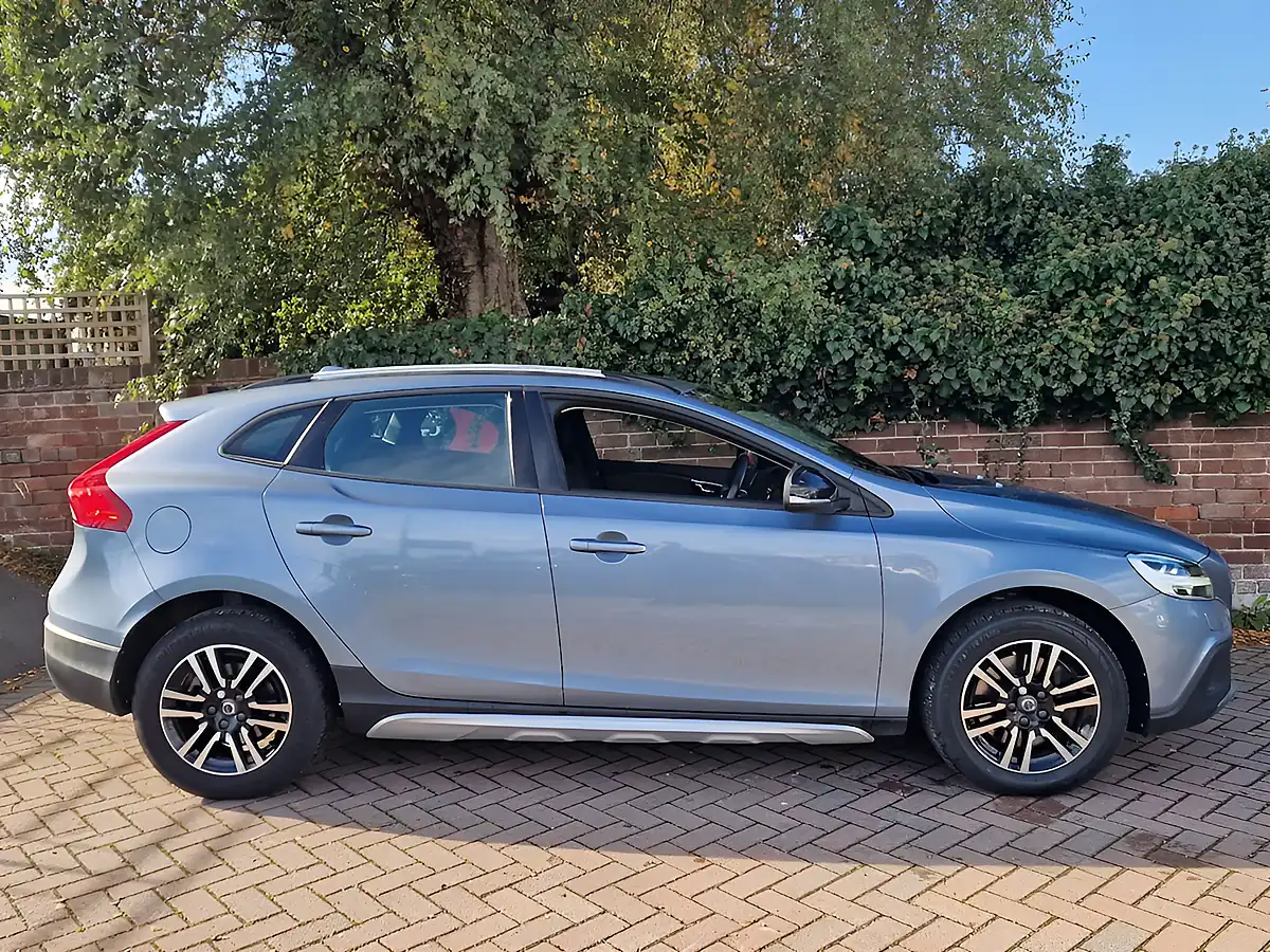 Used 2018 Volvo V40 Cross Country Mussel Blue - Interior and Exterior details 12