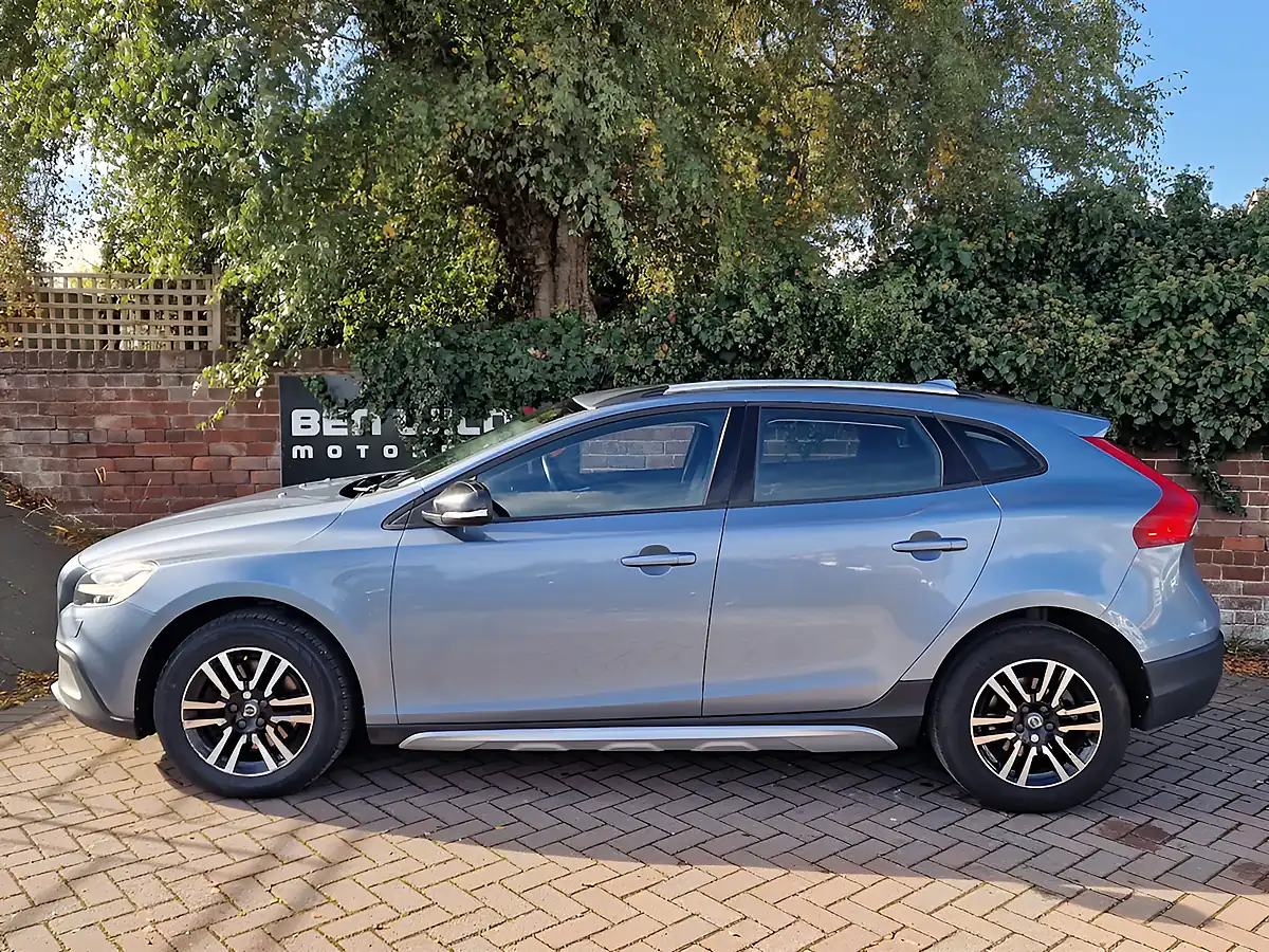 Used 2018 Volvo V40 Cross Country Mussel Blue - Interior and Exterior details 2