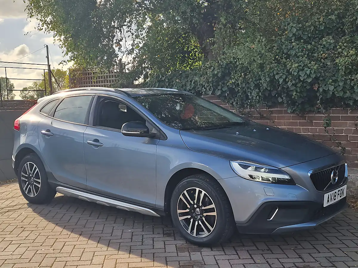 Used 2018 Volvo V40 Cross Country Mussel Blue - Interior and Exterior details 8