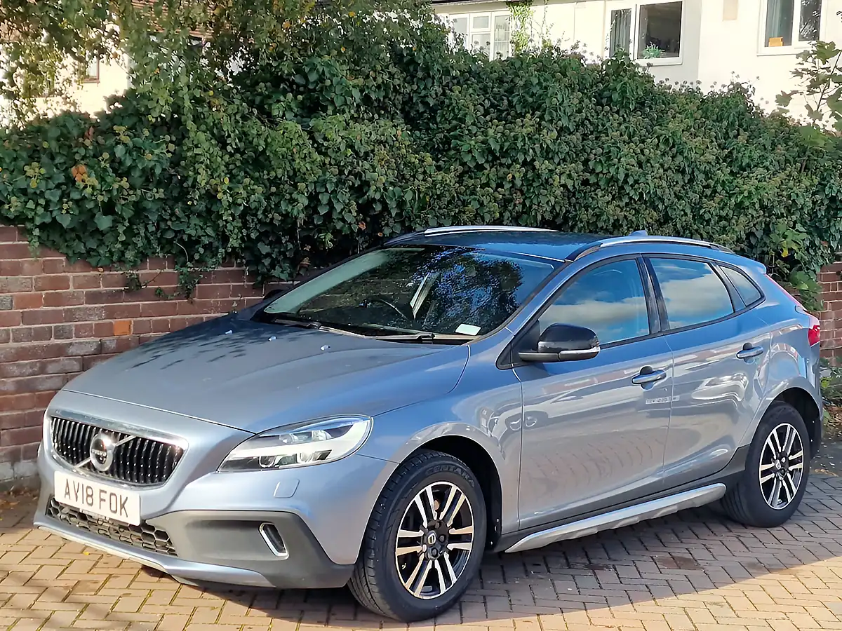 Used 2018 Volvo V40 Cross Country Mussel Blue - Interior and Exterior details 9
