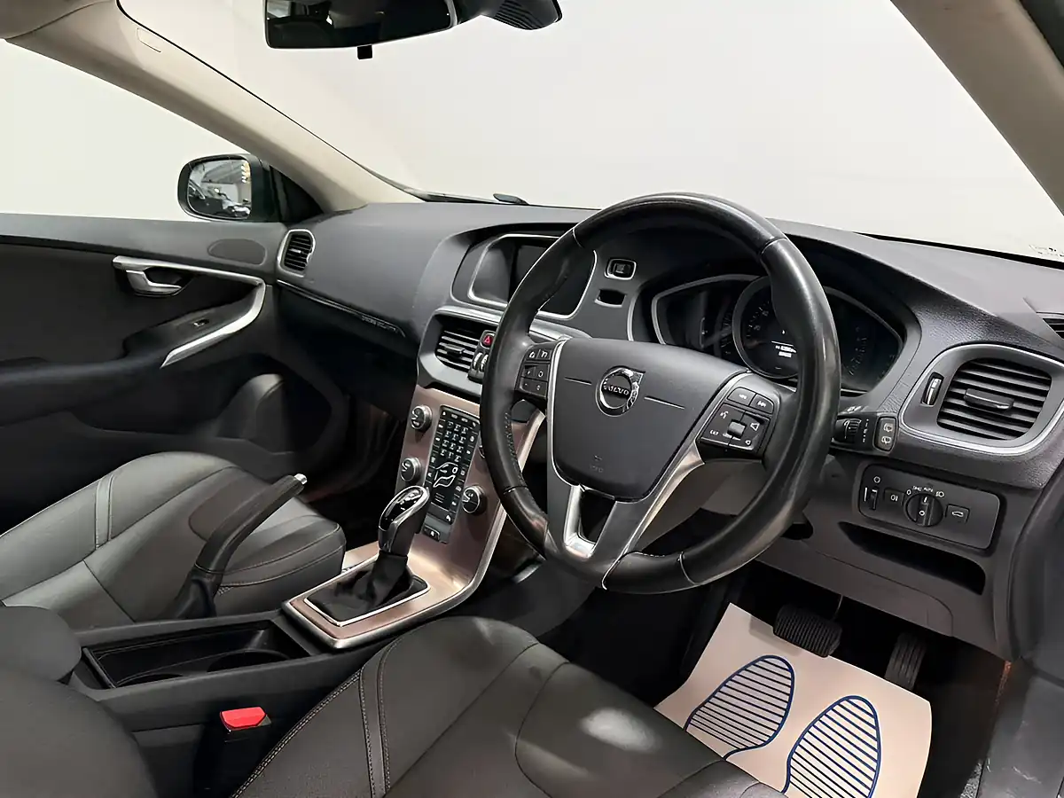 Used 2018 Volvo V40 Cross Country Nav Plus Silver - Interior and Exterior details 10