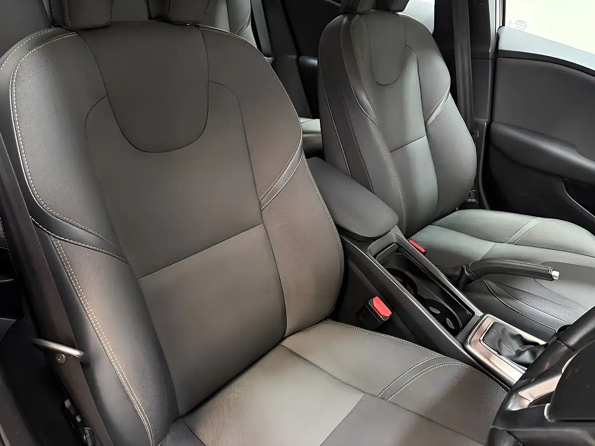 Used 2018 Volvo V40 Cross Country Nav Plus Silver - Interior and Exterior details 11