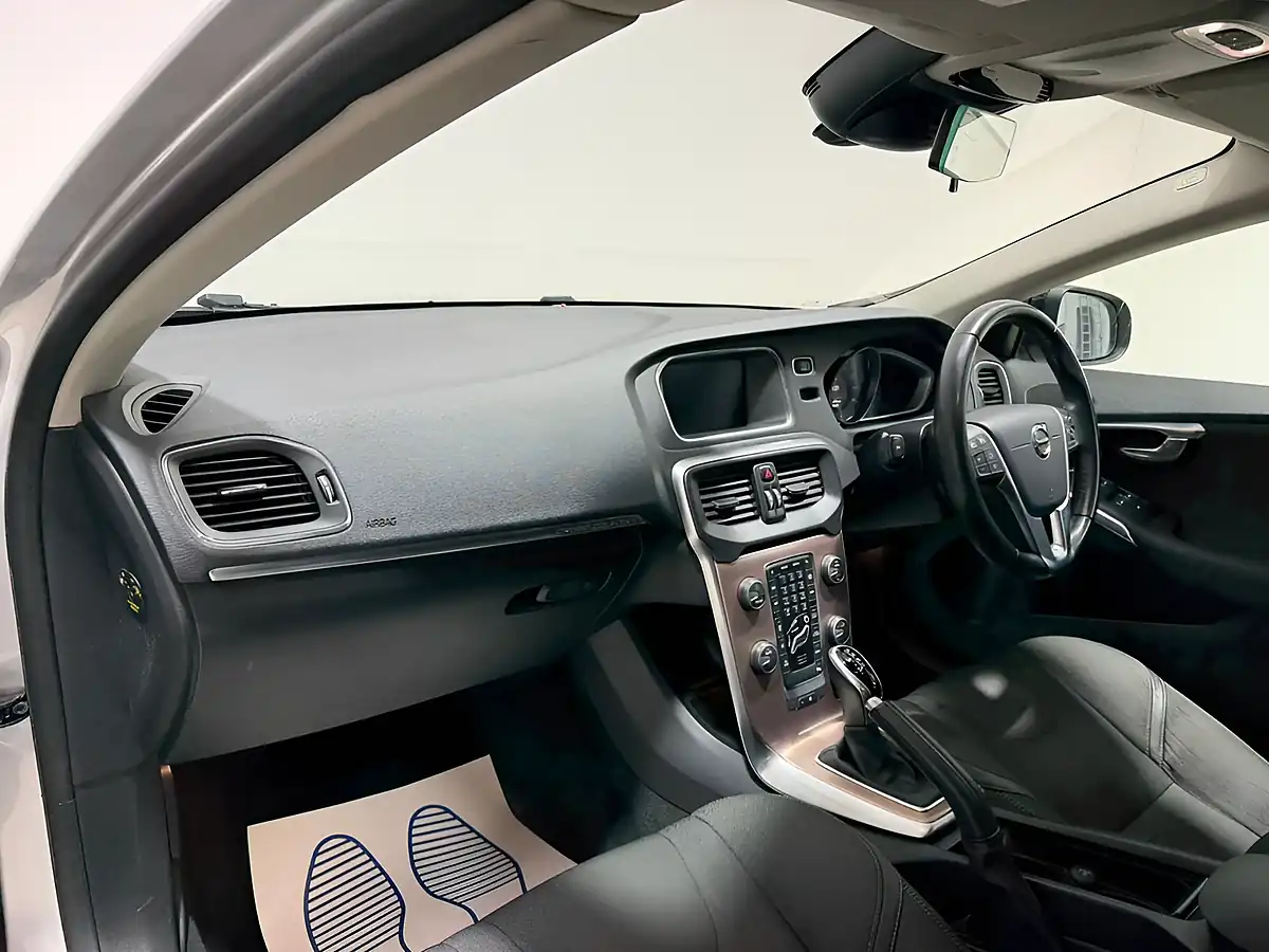 Used 2018 Volvo V40 Cross Country Nav Plus Silver - Interior and Exterior details 12