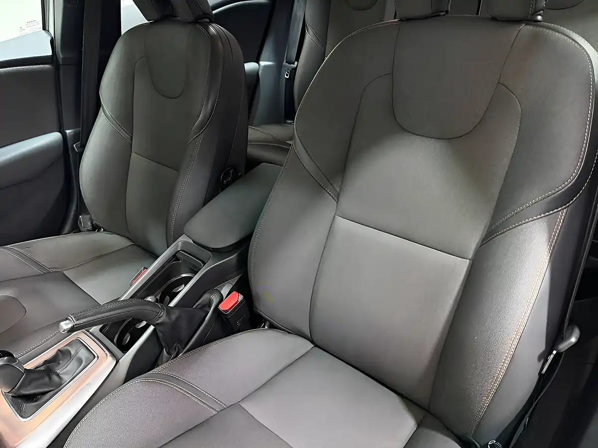 Used 2018 Volvo V40 Cross Country Nav Plus Silver - Interior and Exterior details 13
