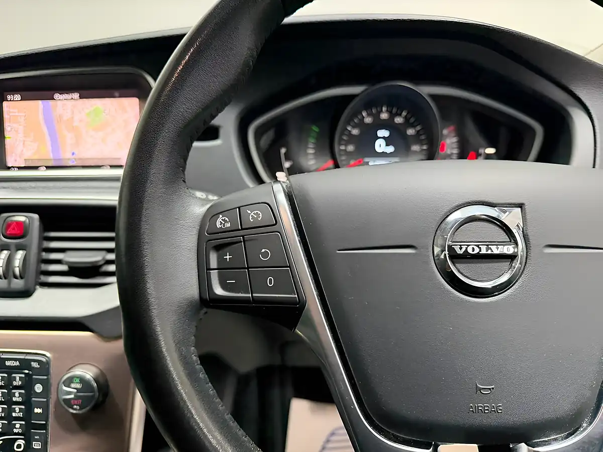 Used 2018 Volvo V40 Cross Country Nav Plus Silver - Interior and Exterior details 14