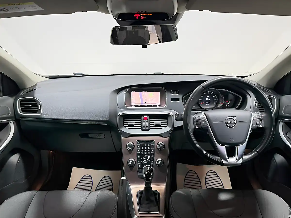 Used 2018 Volvo V40 Cross Country Nav Plus Silver - Interior and Exterior details 4