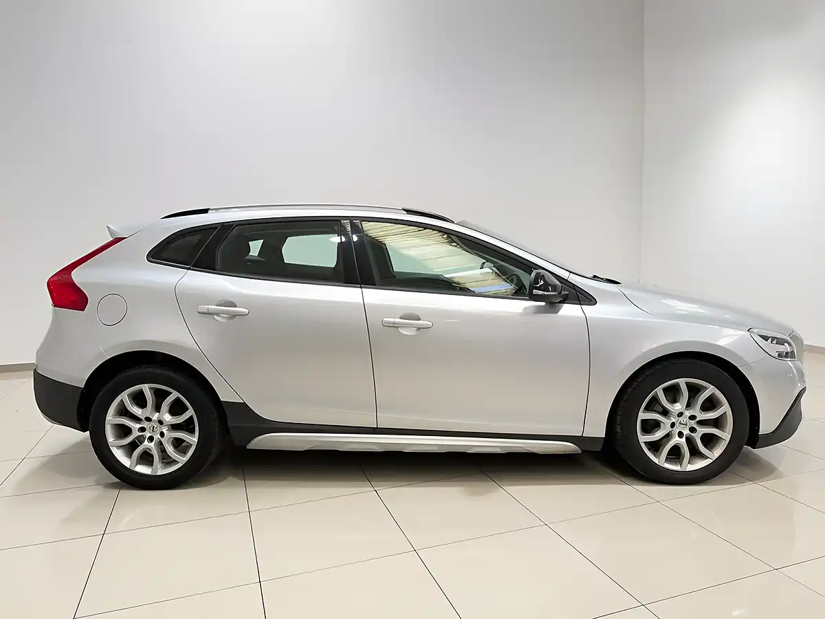Used 2018 Volvo V40 Cross Country Nav Plus Silver - Interior and Exterior details 9
