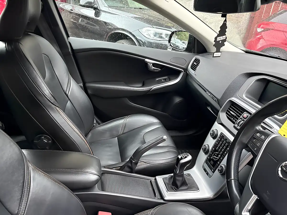 Used 2018 Volvo V40 Cross Country Pro Blue - Interior and Exterior details 16