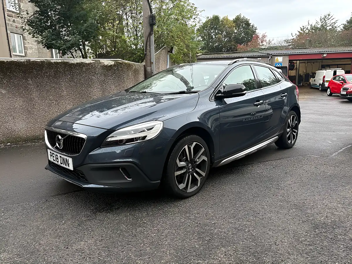 Used 2018 Volvo V40 Cross Country Pro Blue - Interior and Exterior details 3