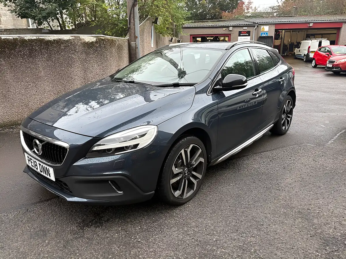 Used 2018 Volvo V40 Cross Country Pro Blue - Interior and Exterior details 7