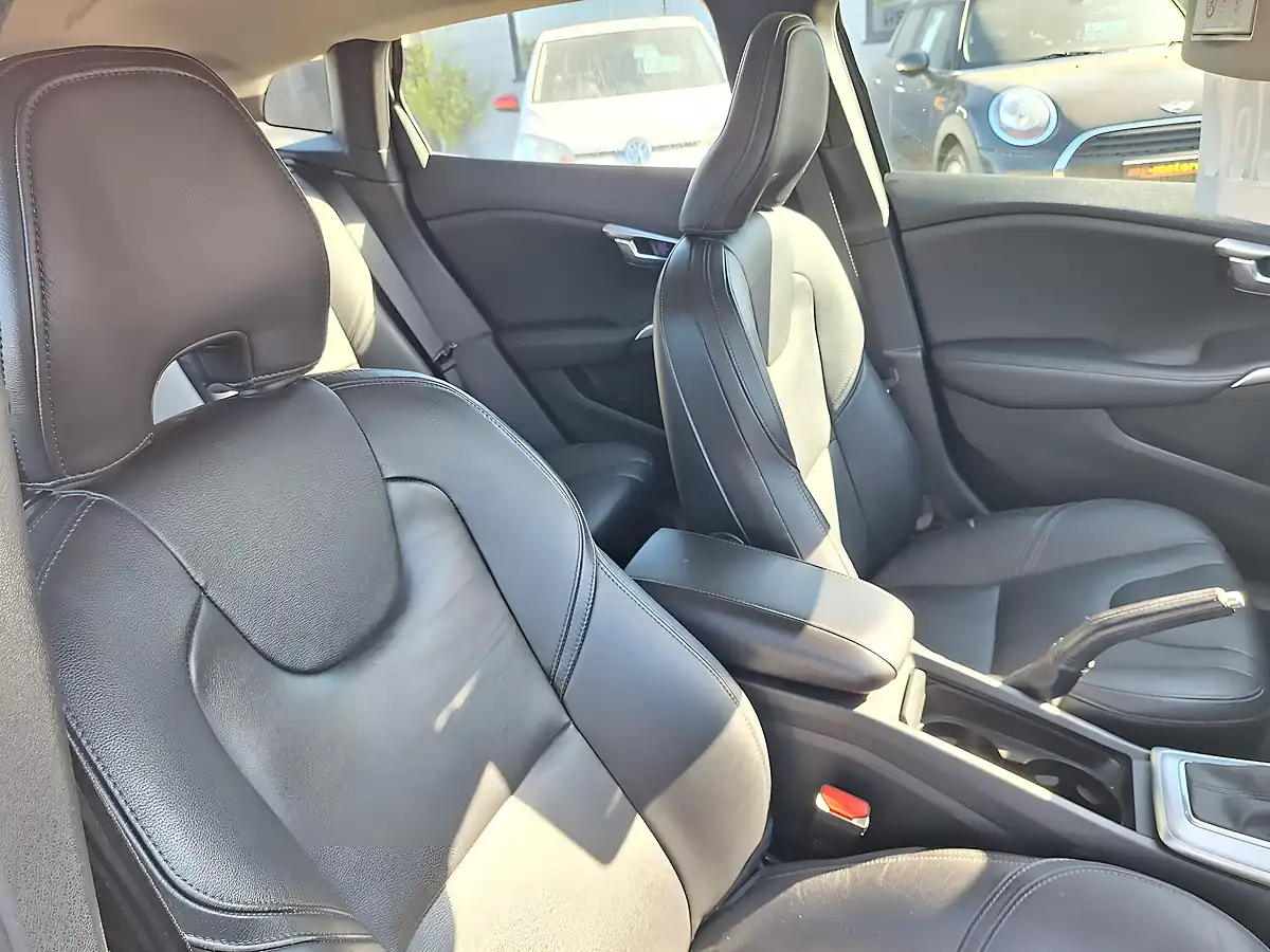 Used 2018 Volvo V40 Inscription Black - Interior and Exterior details 4