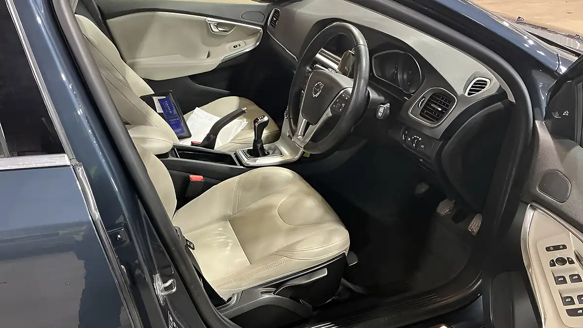 Used 2018 Volvo V40 Inscription Blue - Interior and Exterior details 8