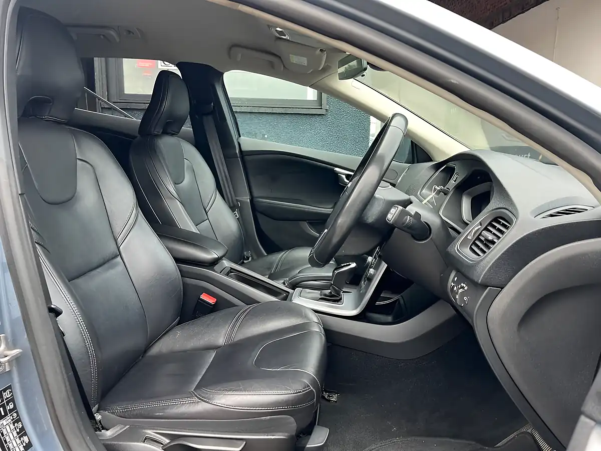 Used 2018 Volvo V40 Inscription Blue - Interior and Exterior details 12