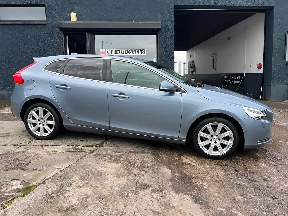 Used 2018 Volvo V40 Inscription Blue - Interior and Exterior details 3