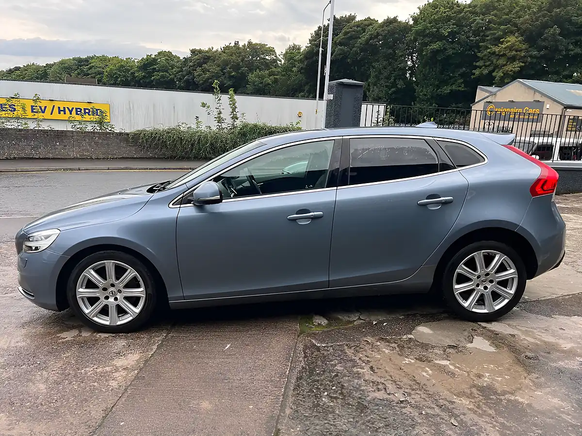 Used 2018 Volvo V40 Inscription Blue - Interior and Exterior details 7