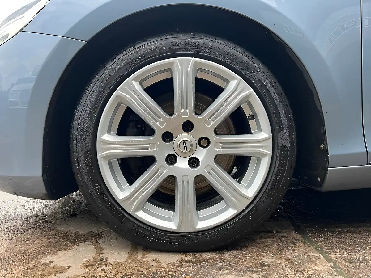 Used 2018 Volvo V40 Inscription Blue - Interior and Exterior details 9
