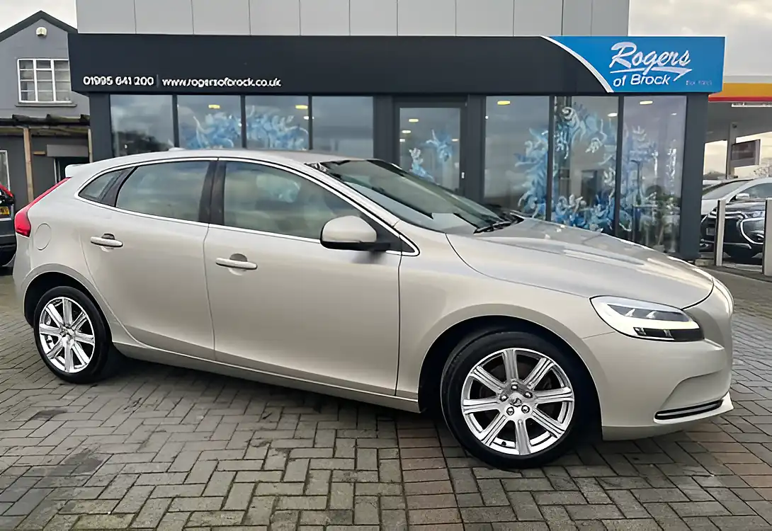 Used 2018 Volvo V40 Inscription Gold - Front View