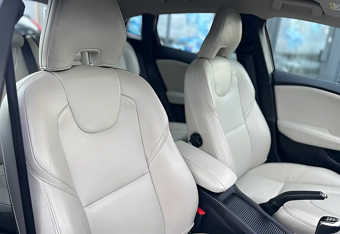 Used 2018 Volvo V40 Inscription Gold - Interior and Exterior details 17