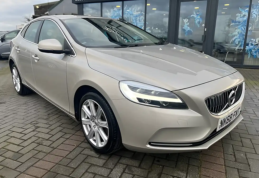Used 2018 Volvo V40 Inscription Gold - Interior and Exterior details 4