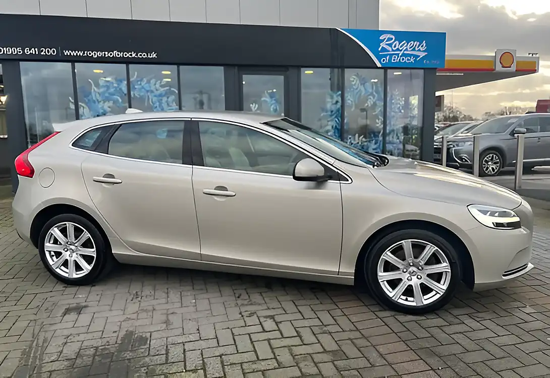 Used 2018 Volvo V40 Inscription Gold - Interior and Exterior details 6