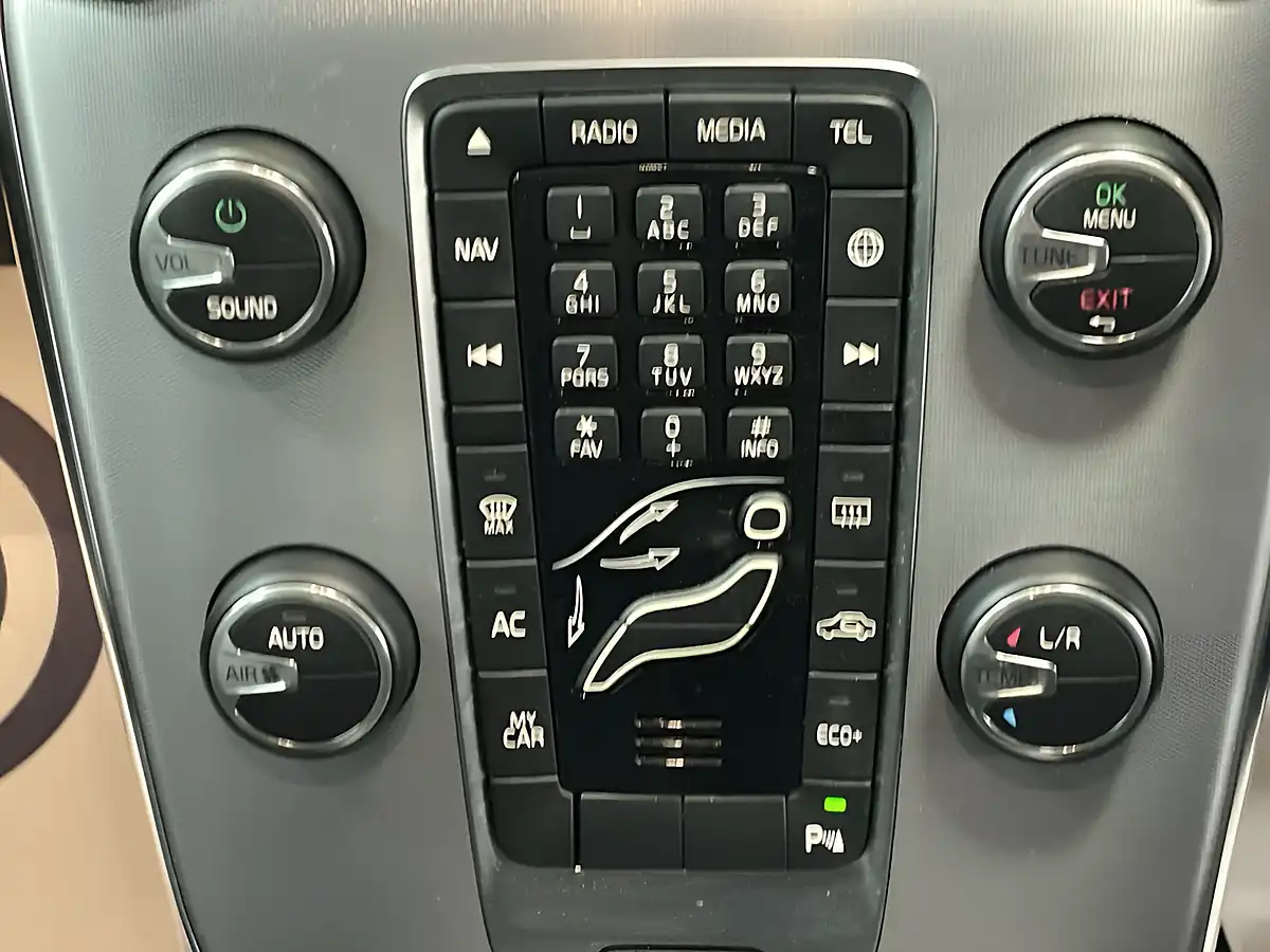 Used 2018 Volvo V40 Inscription Onyx Black - Interior and Exterior details 19