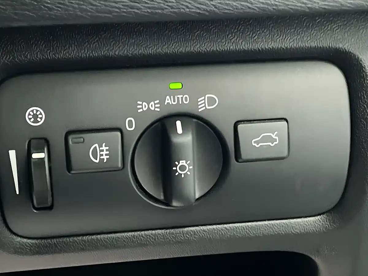 Used 2018 Volvo V40 Inscription Onyx Black - Interior and Exterior details 20