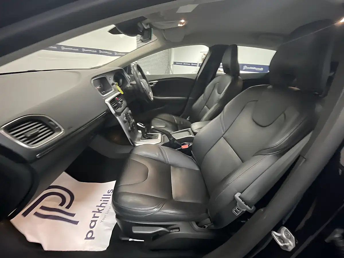 Used 2018 Volvo V40 Inscription Onyx Black - Interior and Exterior details 5