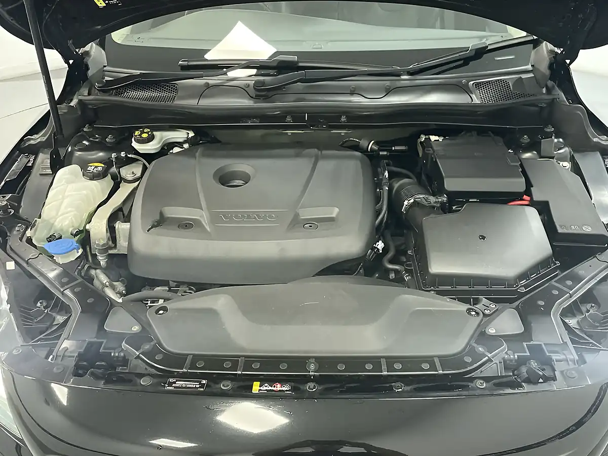 Used 2018 Volvo V40 Inscription Onyx Black - Interior and Exterior details 8