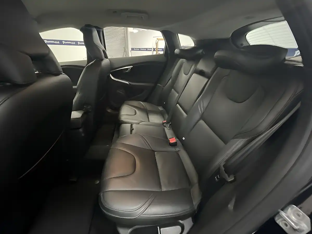 Used 2018 Volvo V40 Inscription Onyx Black - Interior and Exterior details 9