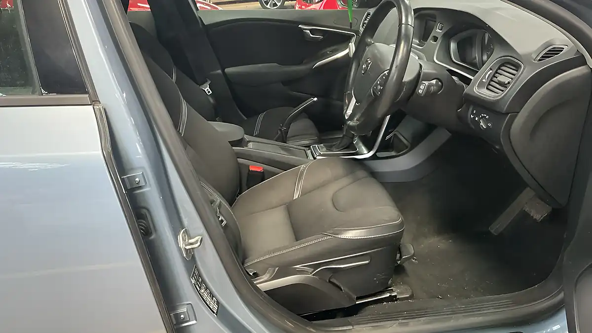 Used 2018 Volvo V40 Momentum Blue - Interior and Exterior details 10