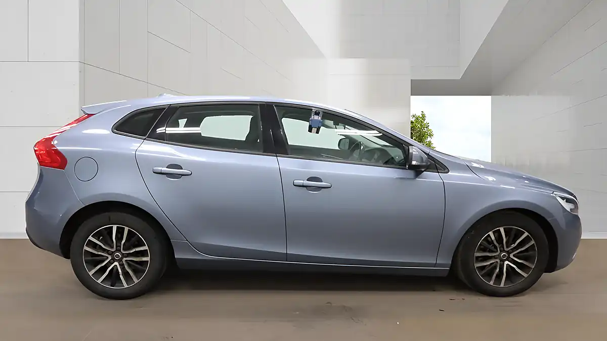 Used 2018 Volvo V40 Momentum Blue - Interior and Exterior details 5